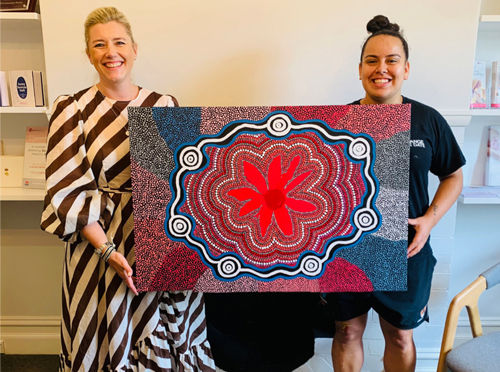 Artist, Rheanna Lotter presents Gidget Foundation Australia CEO, Arabella Gibson with her gorgeous artwork ‘We All Belong’.